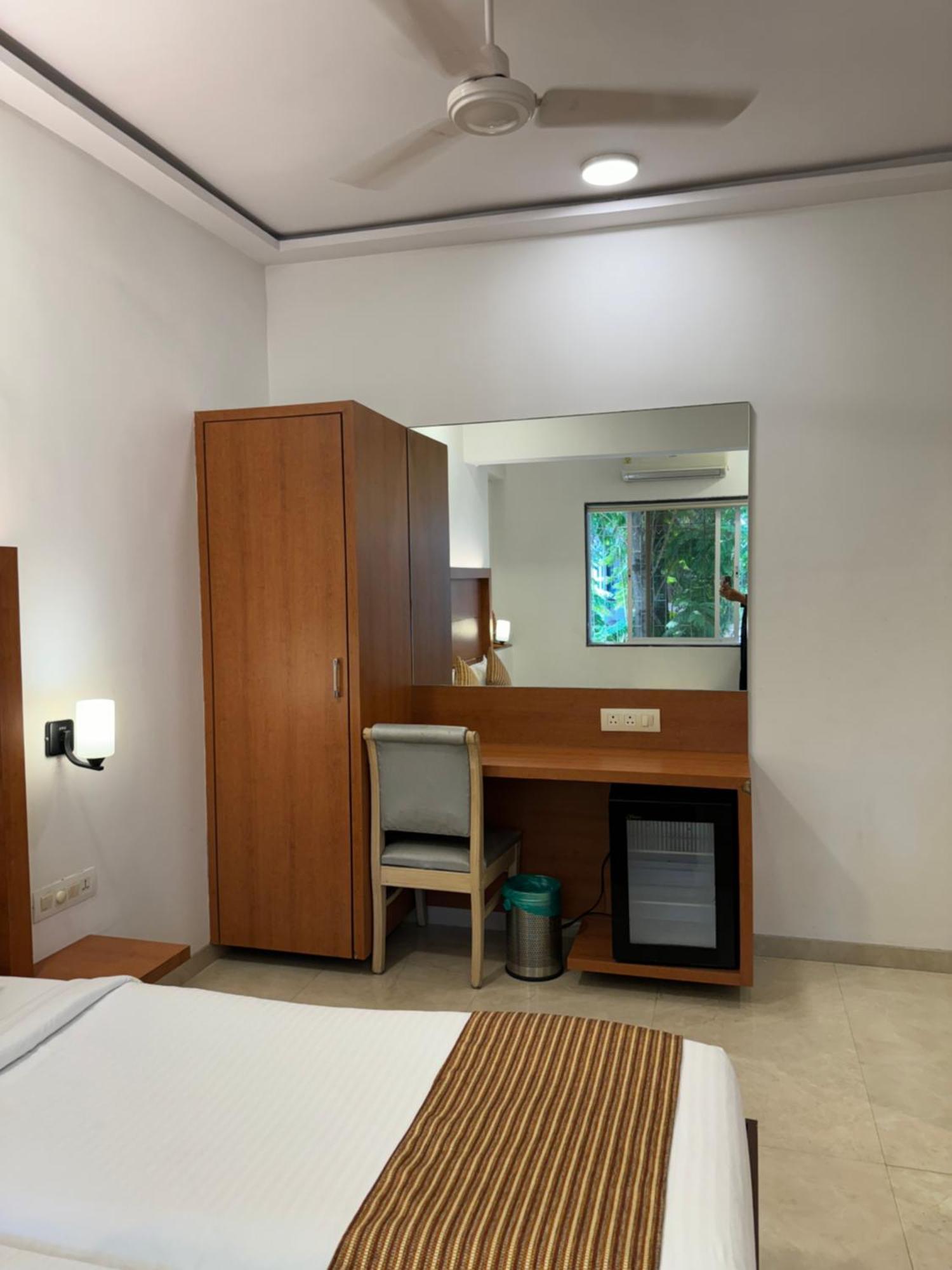 Hotel Galaxy Mumbai Exterior foto